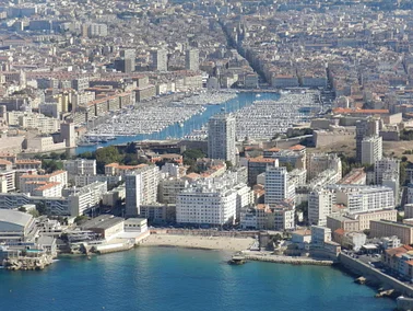 Superbe survol de la rade de Marseille