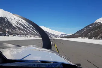 Flug entlang der Alpen nach Samedan