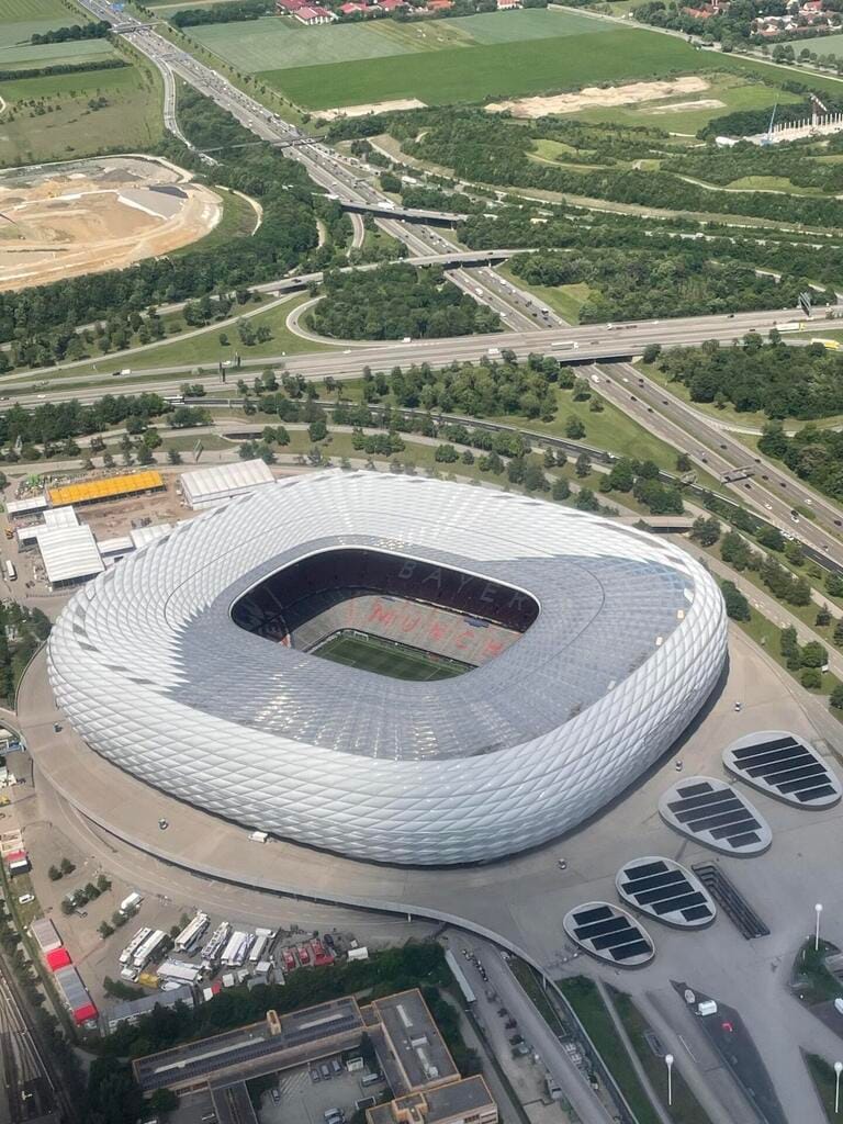 Rundflug über München und Umgebung: Allianz Arena, Olympiapark und bayerische Seen aus der Luft