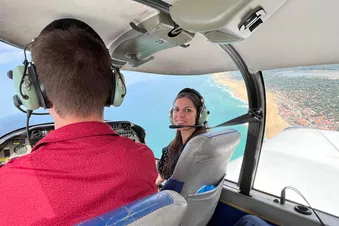 En vol au-dessus de la côte