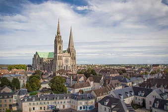 Ballade aérienne autour de la ville de Chartres
