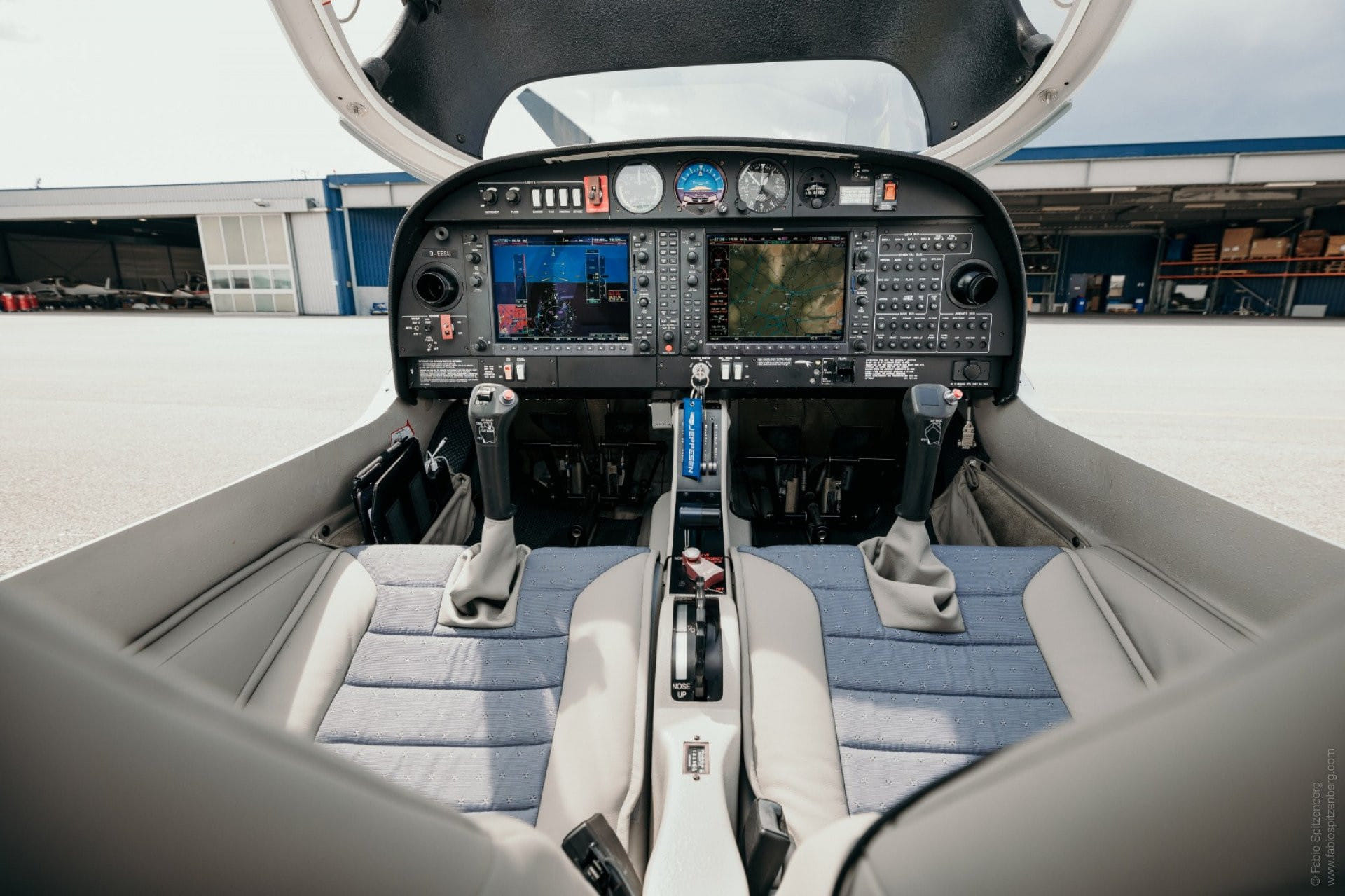 IFR Glascockpit - Garmin G1000 (PFD, MFD), GFC700 Autopilot