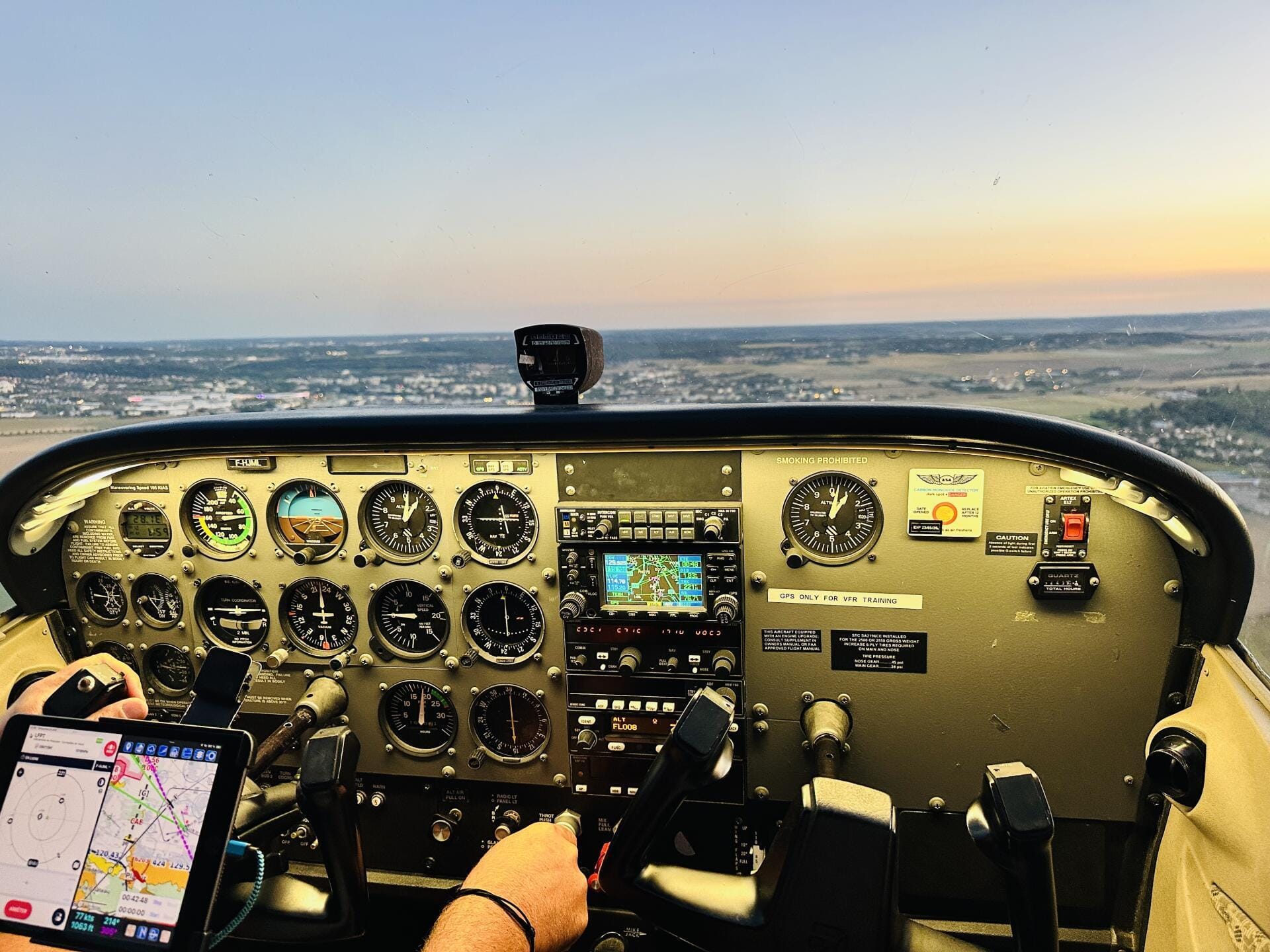 Cockpit du Cessna 172 avant l’atterrissage