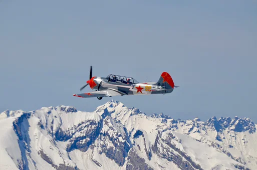 Yak-52 in den Alpen
