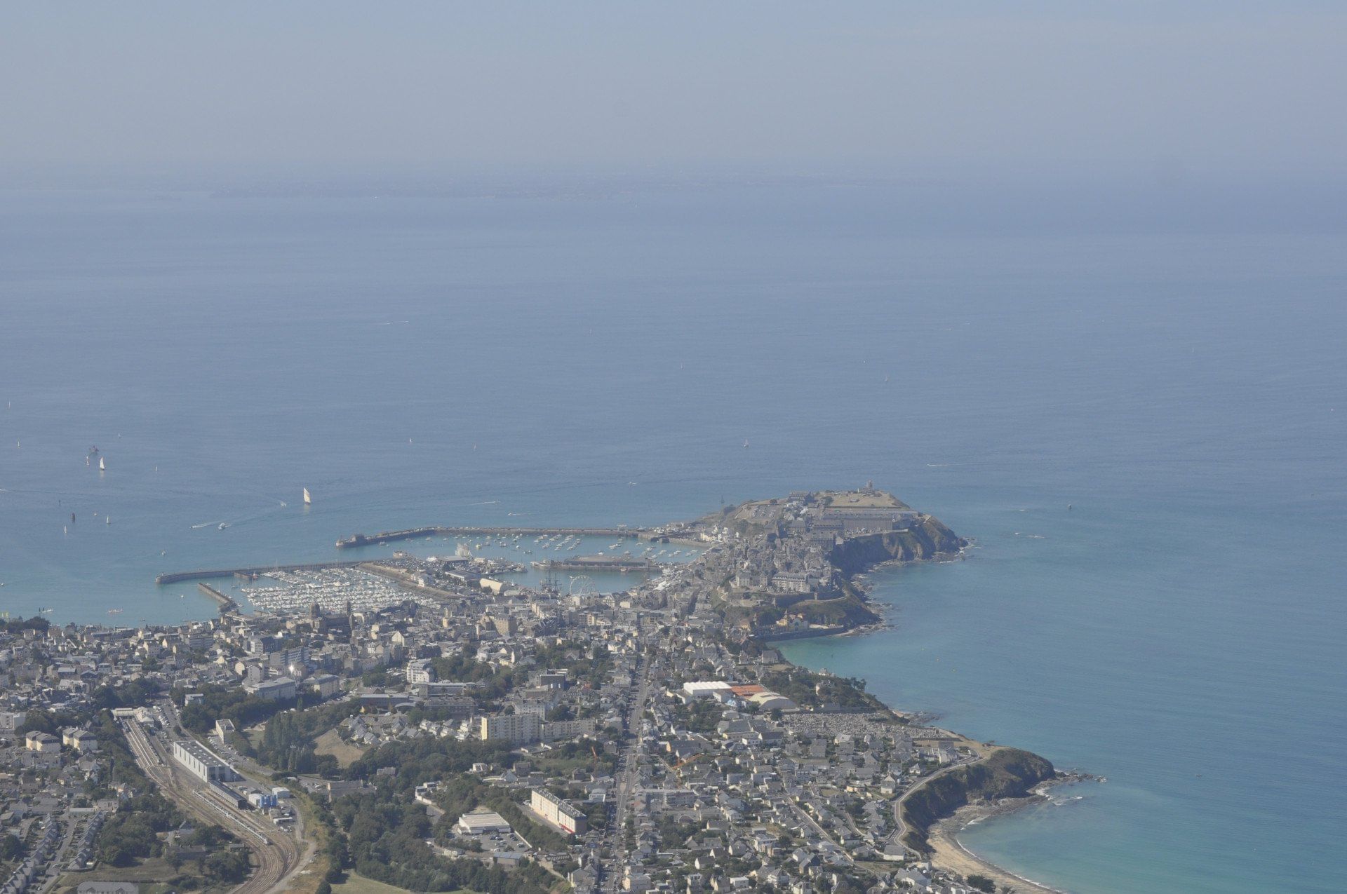 Survol de la Côte de Nacre