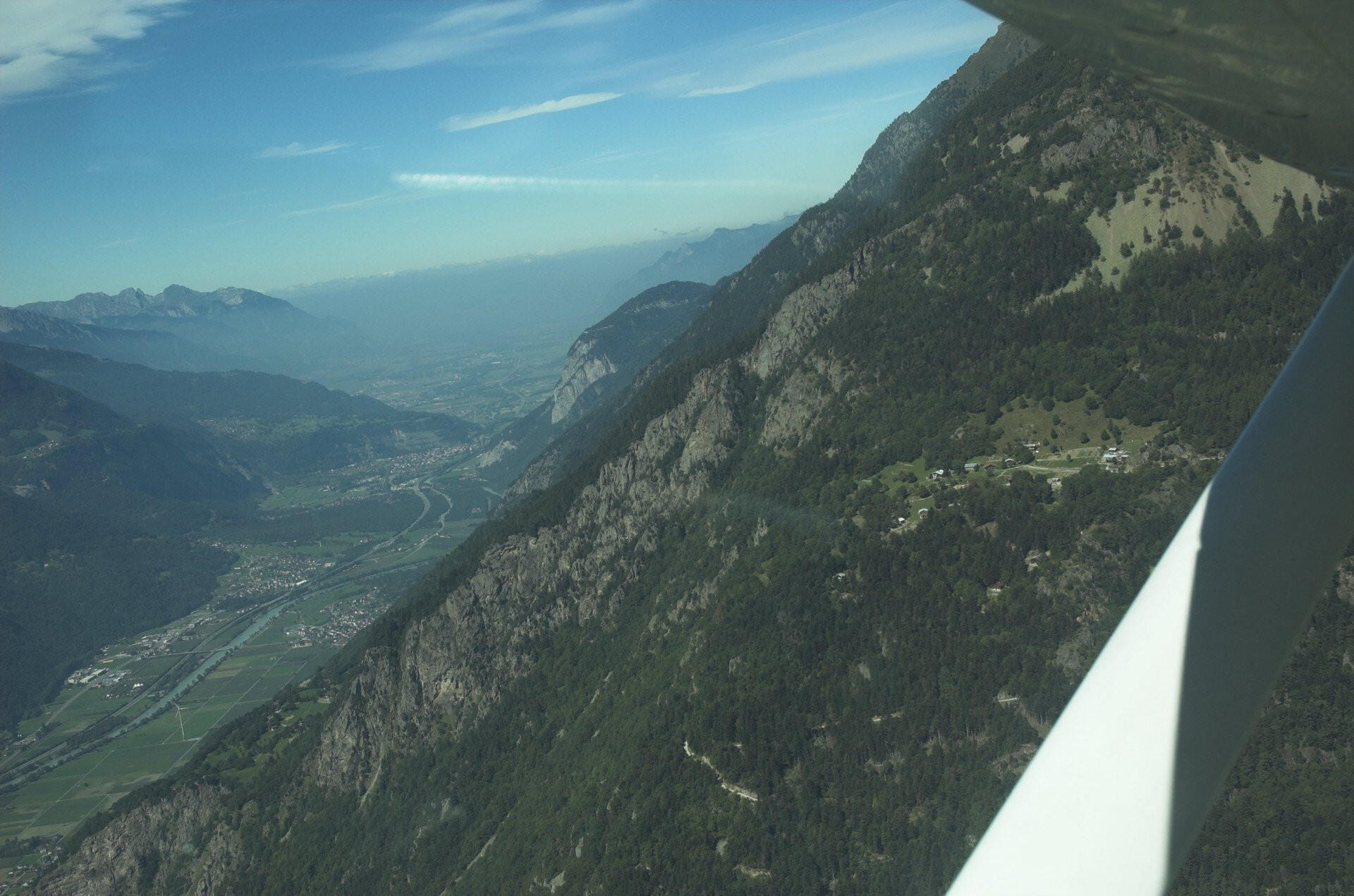 Berner Alpen, Rhonetal und Landung in Sion (DA50)