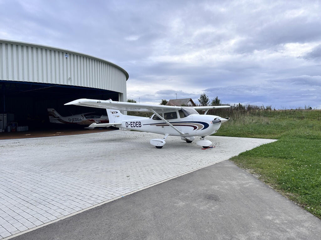 Cessna 172S von schräg vorne