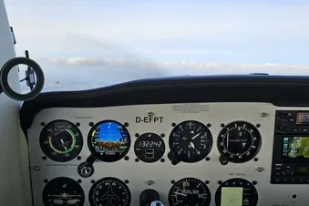 Cockpit C152