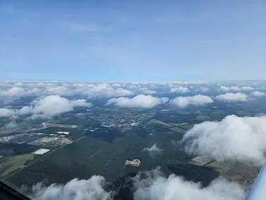Rundflug mit der Aquila: Ostwestfalen von Melle