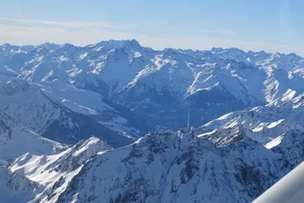 Survol des Pyrénées et découverte du Pic du midi