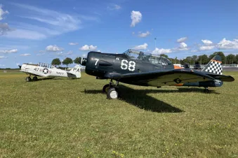 Deux North American T6