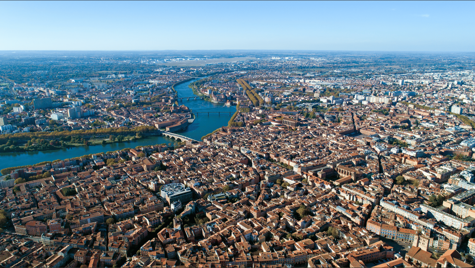 Vol panoramique sur Toulouse et ses alentours : le Canal du Midi, les bastides du Tarn et les villages perchés vus du ciel