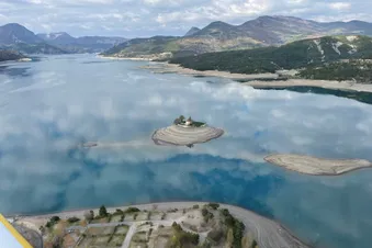 Le lac de Serre-ponçon vu du ciel