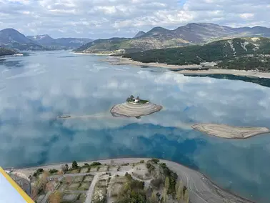 Le lac de Serre-ponçon vu du ciel