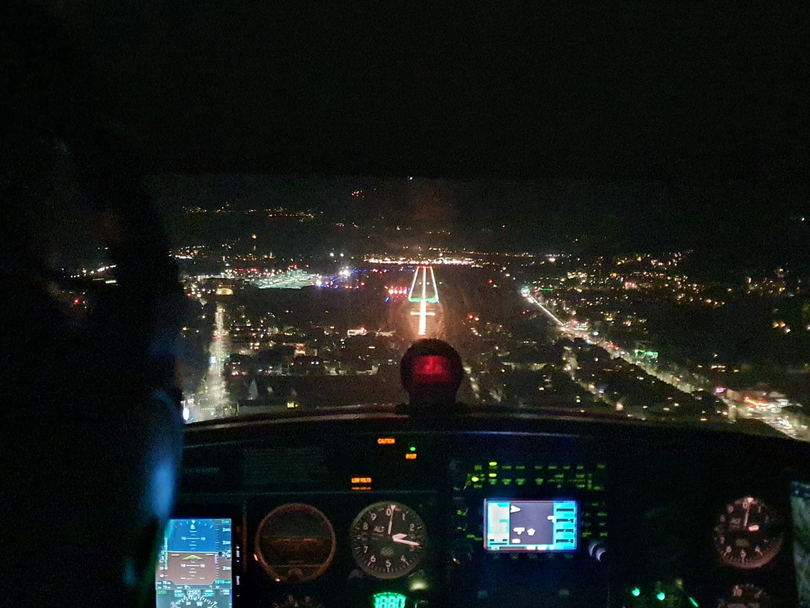 Individueller Rundflug bei Nacht mit einem Privatflugzeug good