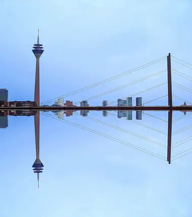 Rundflug „Rheinturm & Düsseldorf u. Schloss Benrath“