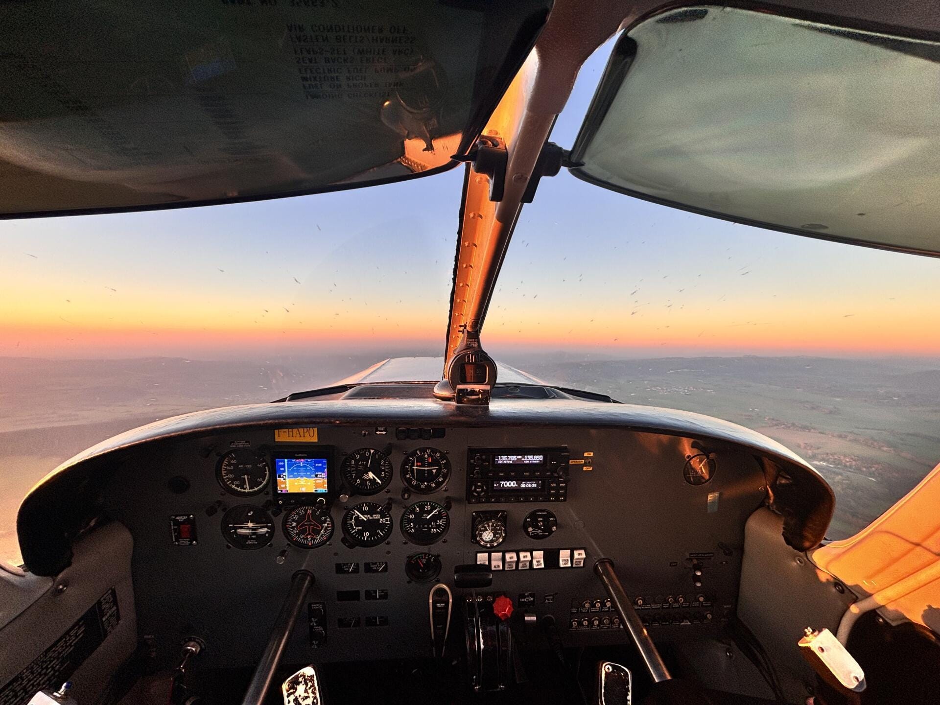 Ciel en feu sur les montagnes : vol crépusculaire .