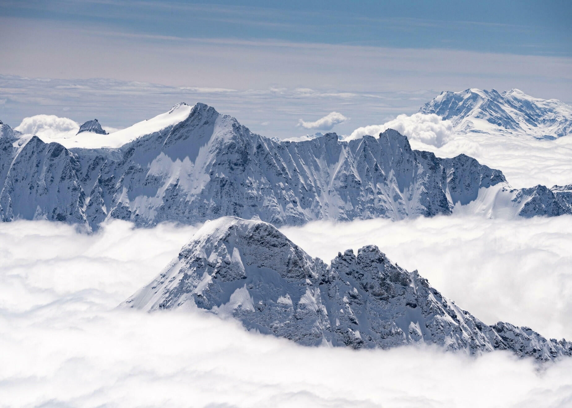 Blick auf die frisch verschneiten Alpen