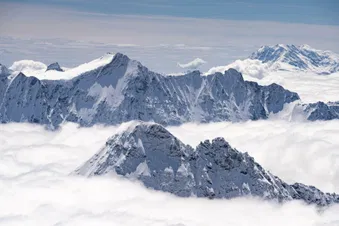 Blick auf die frisch verschneiten Alpen