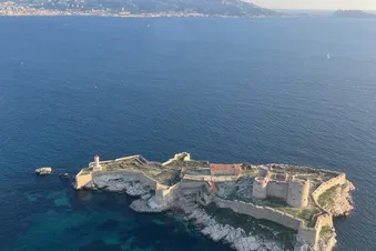 Marseille et ses calanques vues du ciel