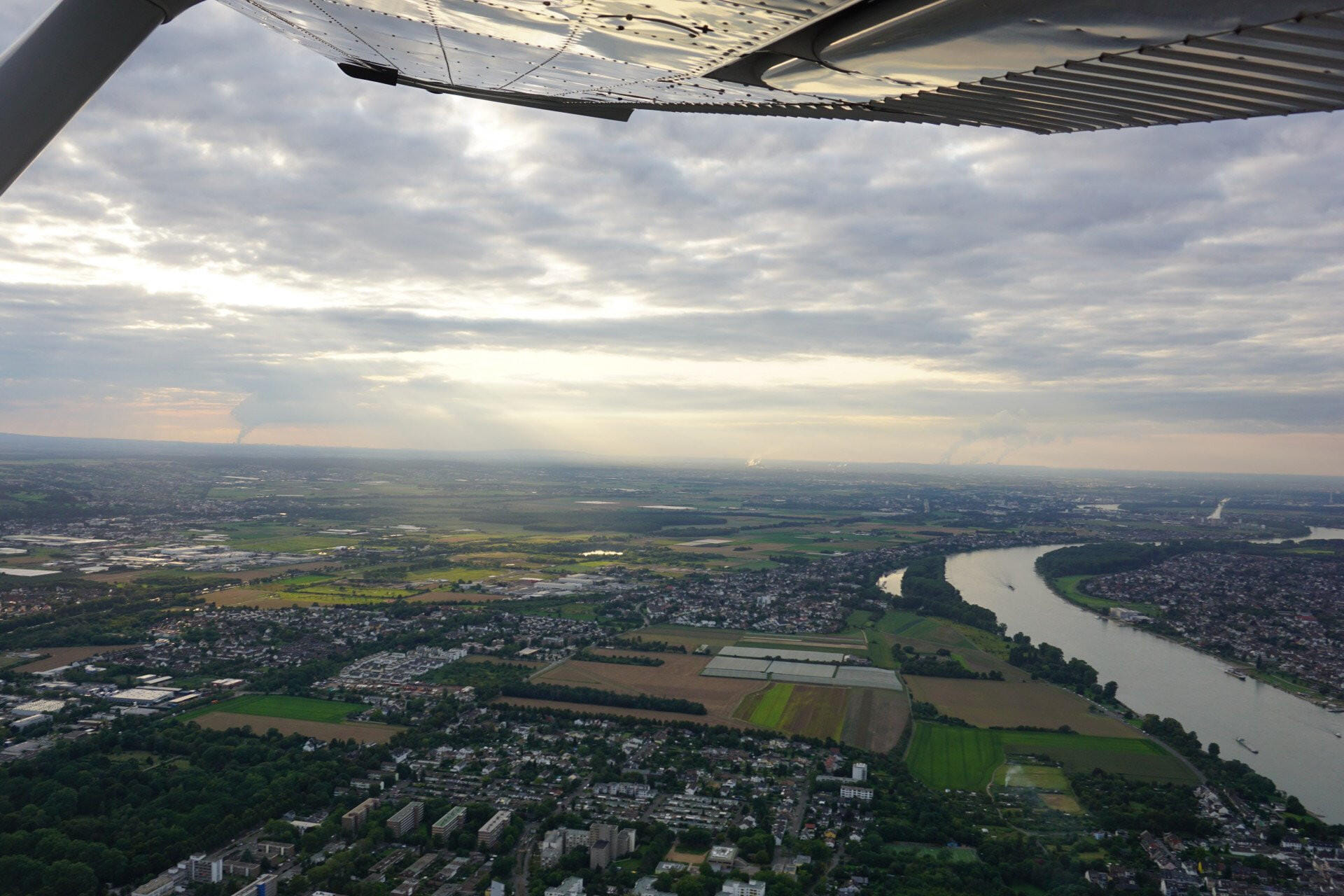 Rundflug: Kölner Dom, Stadion, Phantasialand, Siebengebirge