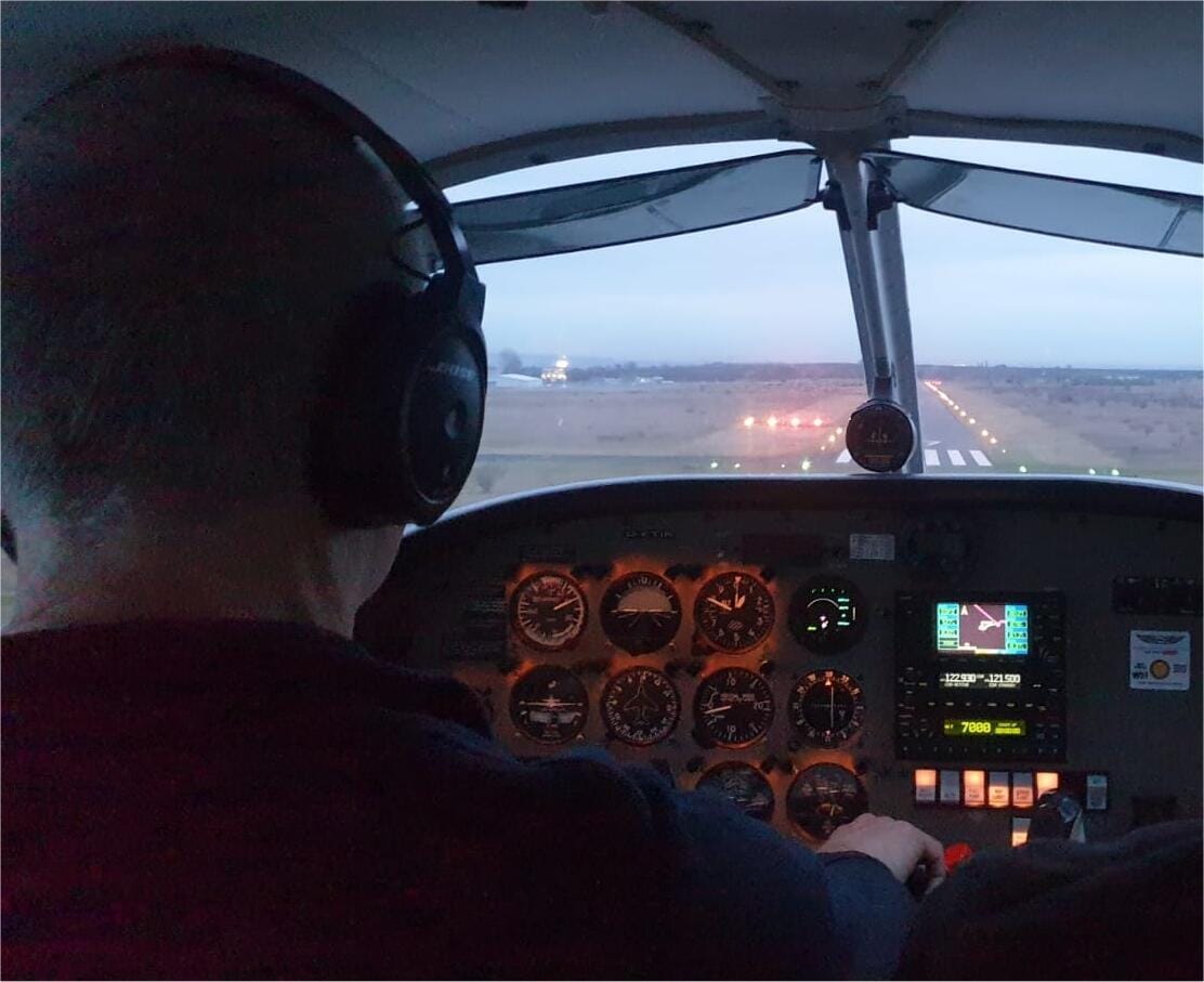 Endanflug Piste 07 Mainz-Finthen in der Dämmerung