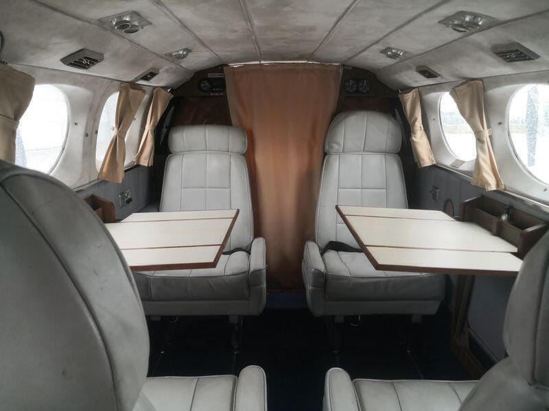 Innenraum, Tische aufgeklappt, Vorhang zu