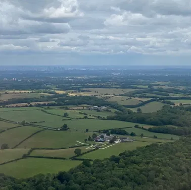 See London's skyline on a 1h sightseeing flight in a DA20