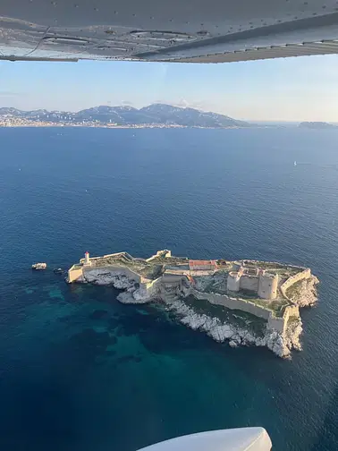 Balade aérienne dans la baie de Marseille et les calanques