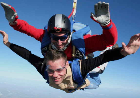 Allez en avion à Péronne pour sauter en parachute en tandem