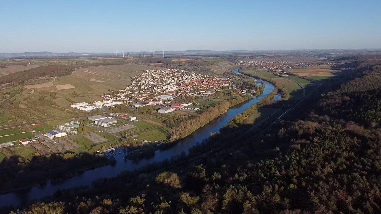 Rundflug über Unterfranken, Mainschleife, Würzburg, Weininsel.