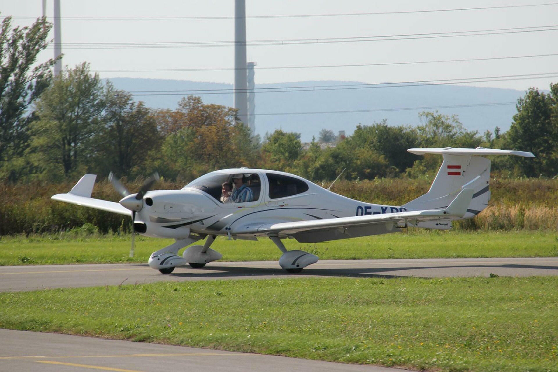 Blick über Wien vom Kahlenberg mit Burg Kreuzenstein