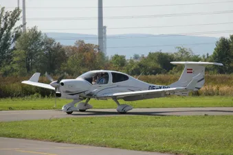 Blick über Wien vom Kahlenberg mit Burg Kreuzenstein