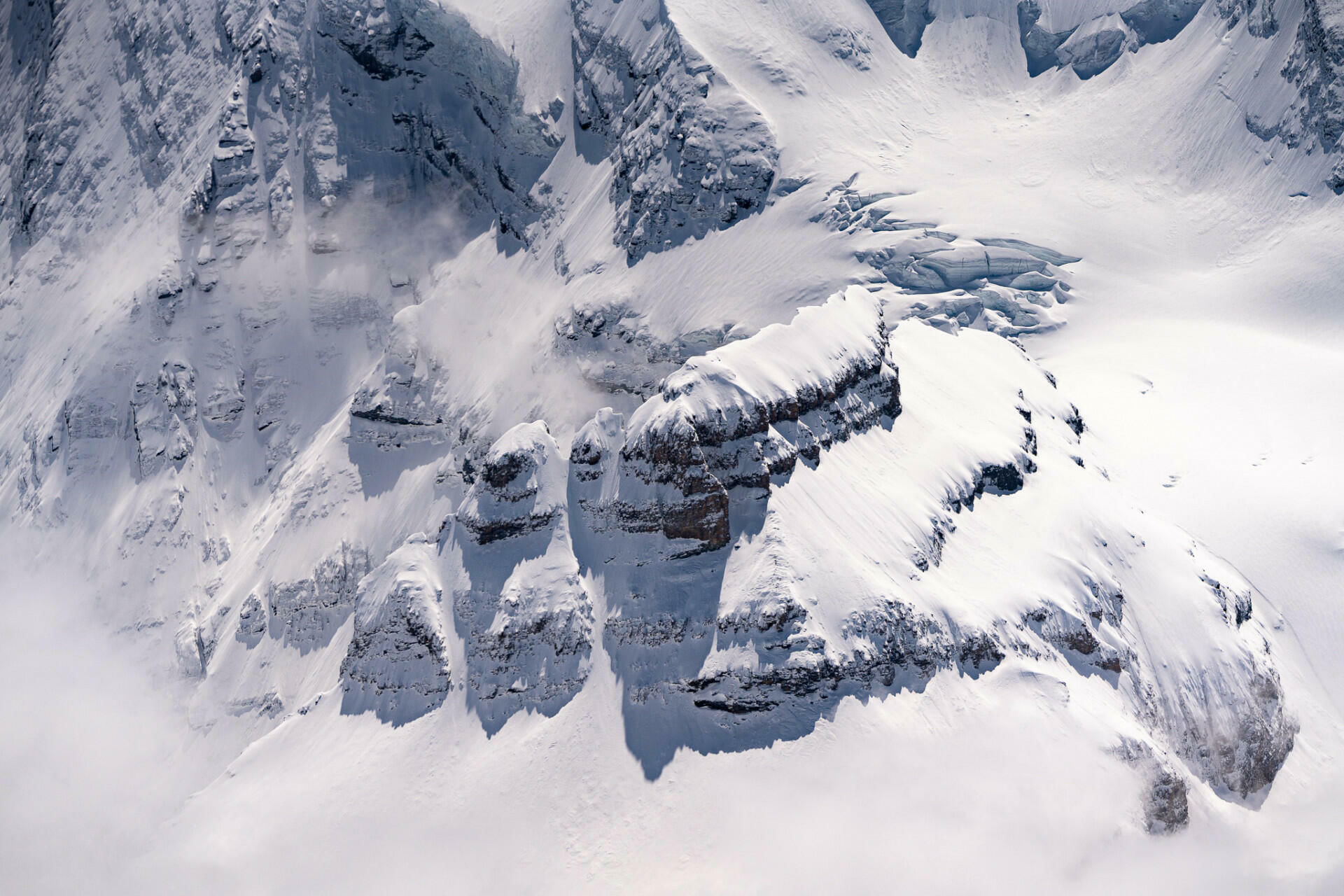 Blick auf die verschneiten Alpen