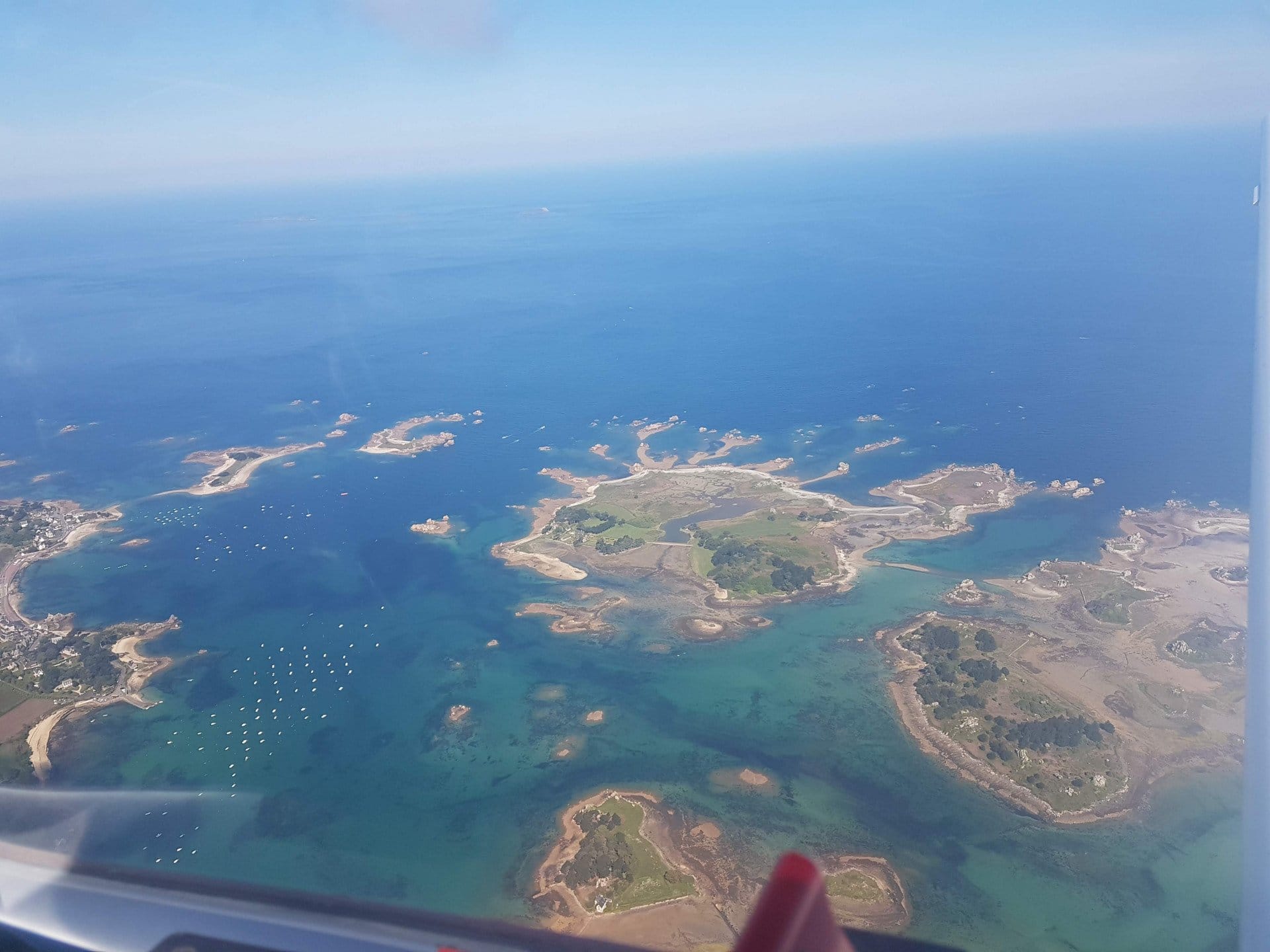 Survol de la cote bretonne nord jusque Brest