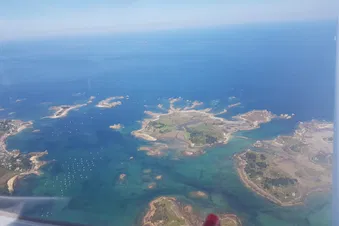 Survol de la cote bretonne nord jusque Brest