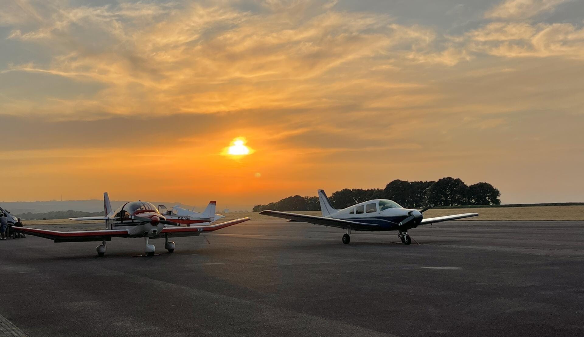 Notre DR400 à gauche et PA 28 à droite