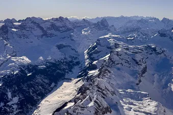 Verschneite Täler und Bergspitzen