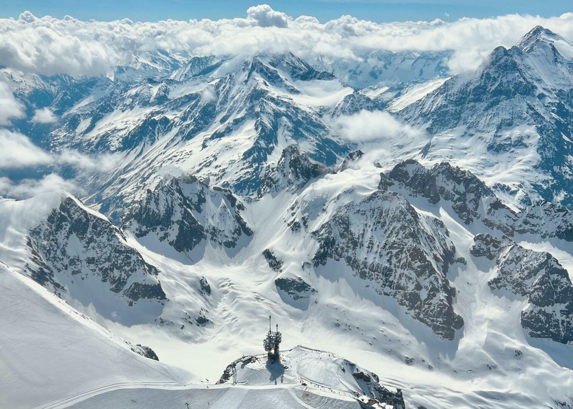 Hinter dem Titlis eröffnet sich die unendliche Alpen-Welt!