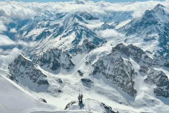 Hinter dem Titlis eröffnet sich die unendliche Alpen-Welt!