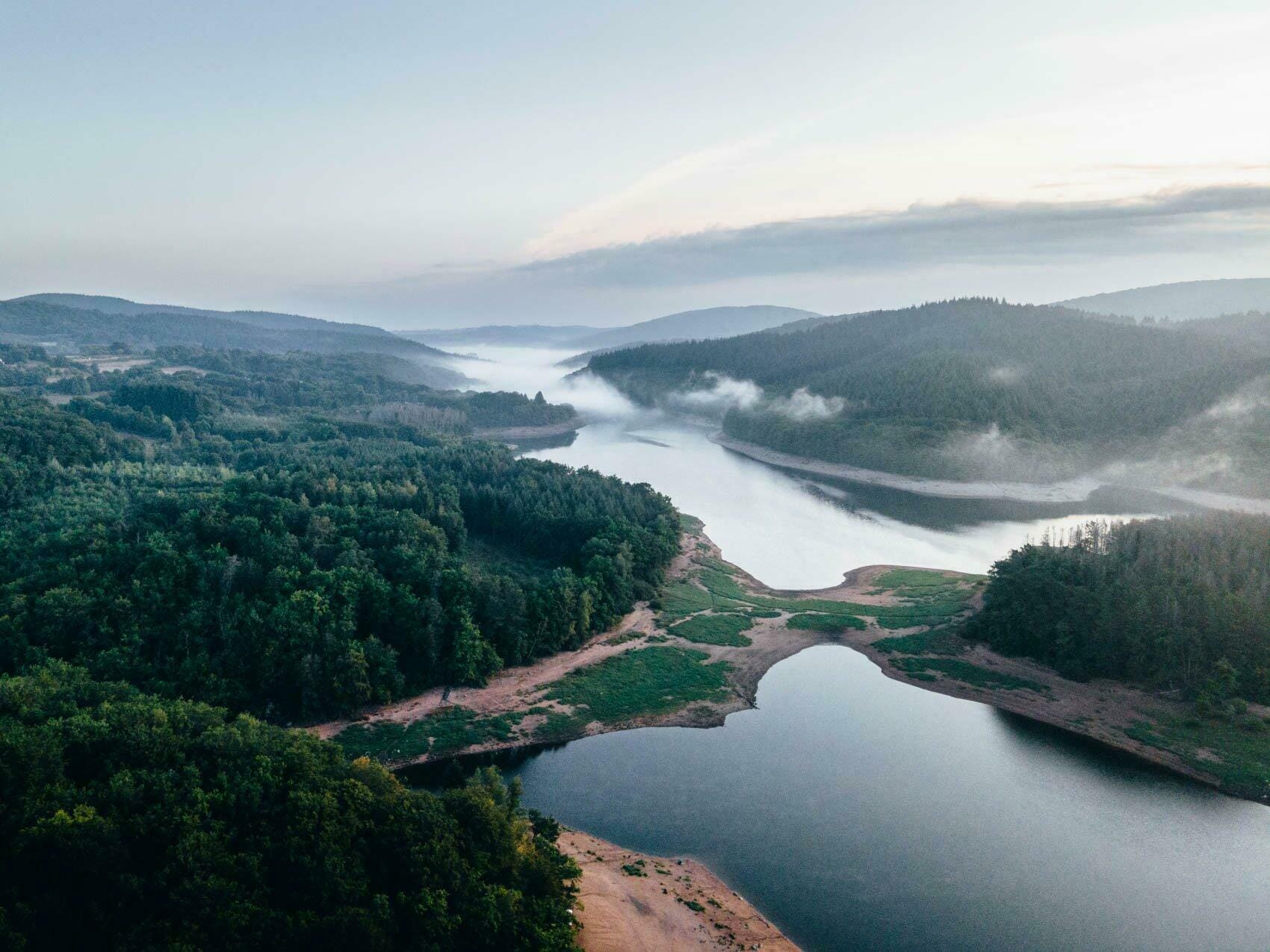 Survol des lacs et de sites emblématiques du Morvan