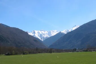 L' aérodrome et les Pyrénées
