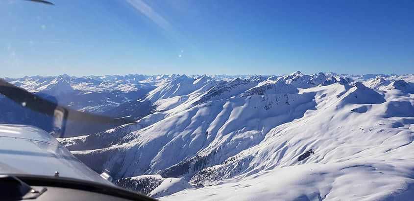 Flug entlang der Alpen nach Samedan