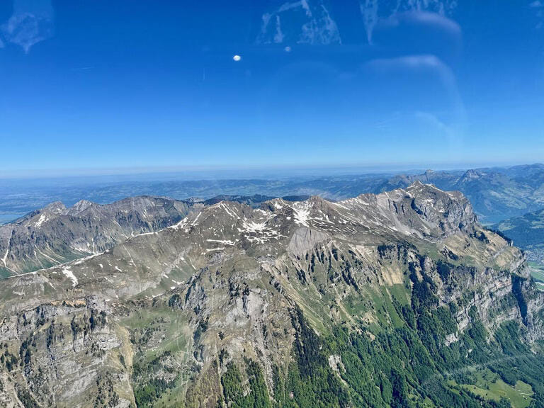 Rundflug über Zürich und die Seenlandschaft: Altstadt, Uetliberg und Zürichsee aus der Luft