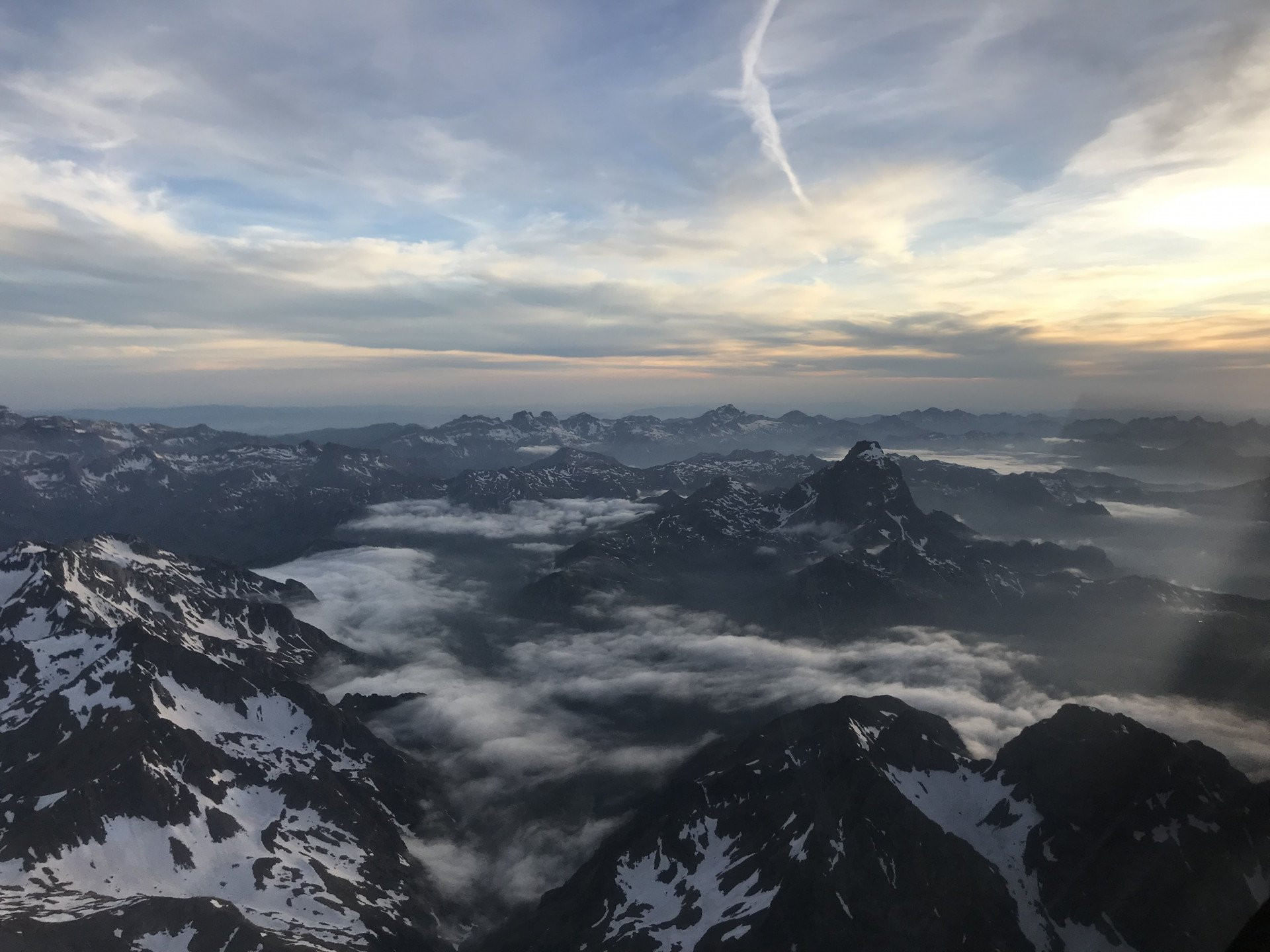 Vol coucher du soleil vers la côte