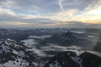 Vol coucher du soleil vers la côte