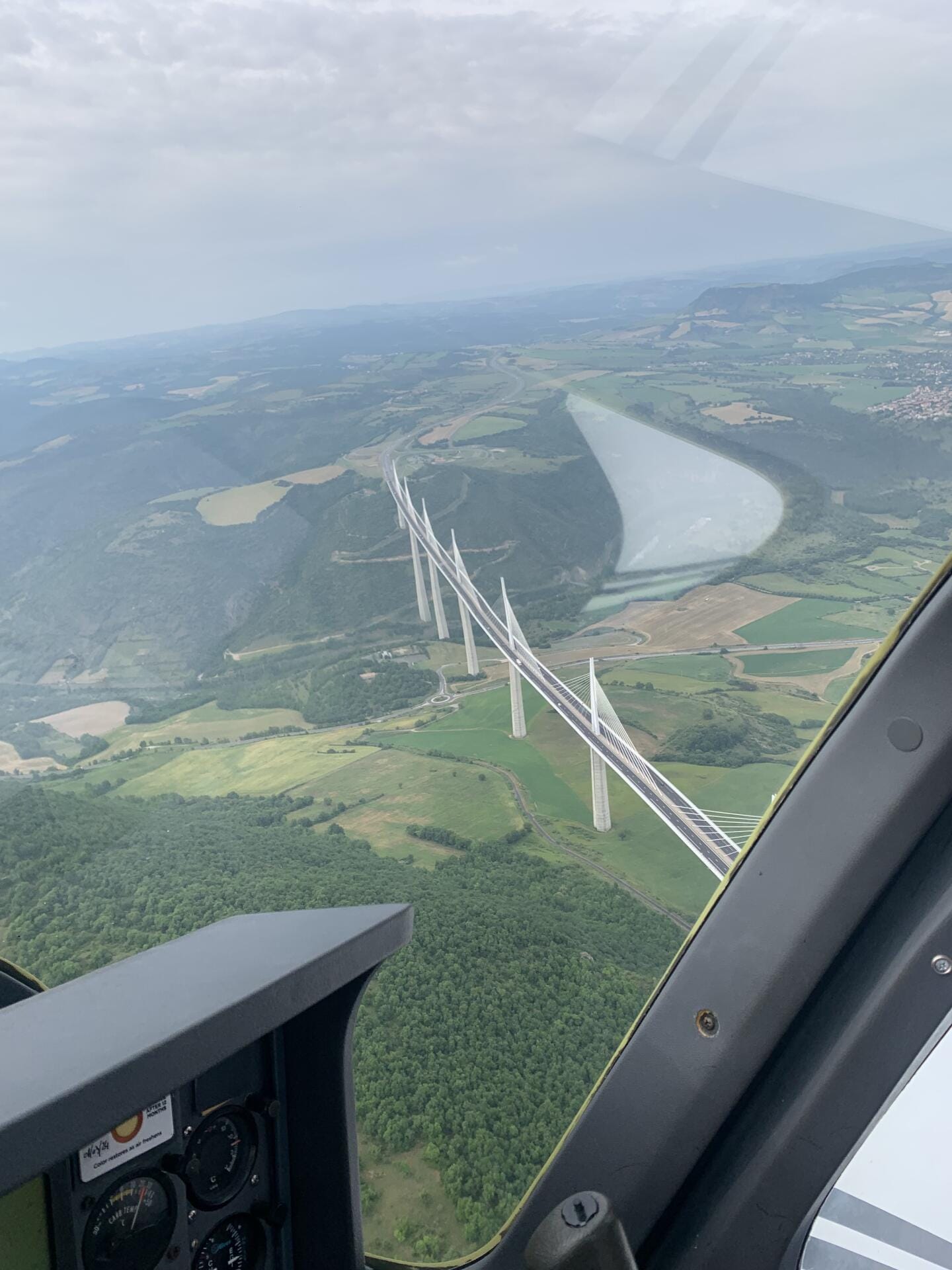 Viaduc de Millau, lac de Parelou et Puech de Montgrand