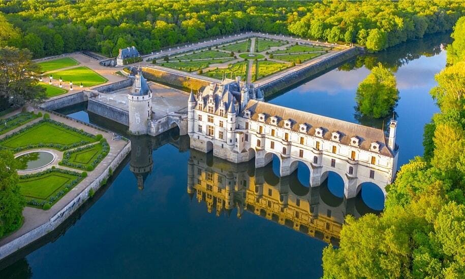 BALADE : LES CHATEAUX DE LA LOIRE EN AVION AU DEPART DU MANS - France