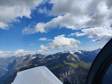 Kurzer Flug durch die Alpen