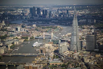 Helicopter Sightseeing Flight over London in an R44